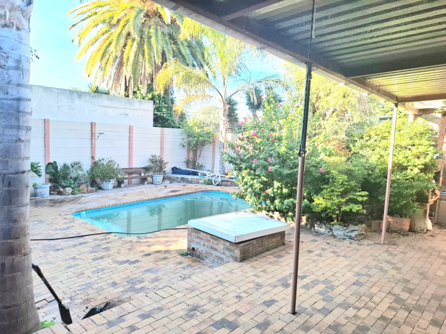 5 Bedroom Property for Sale in Oakdale Western Cape